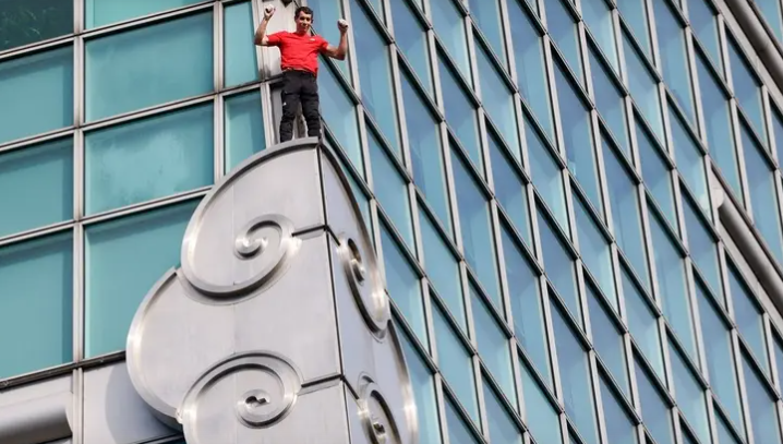 Spidermen AS Naiki Gedung Tertinggi di Taiwan Tanpa Tali Pengaman